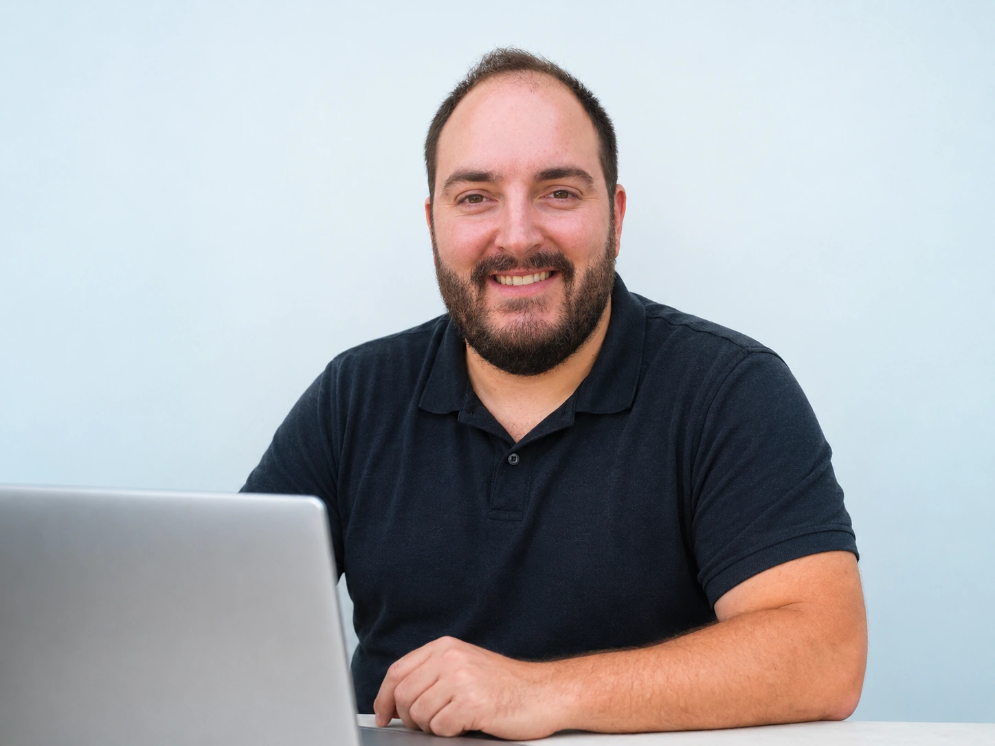 Etienne à son bureau avec un ordinateur portable